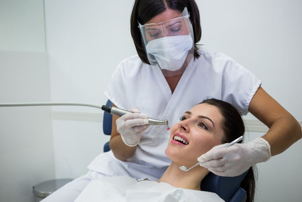 dentista examinar uma paciente do sexo feminino com ferramentas 107420 74189