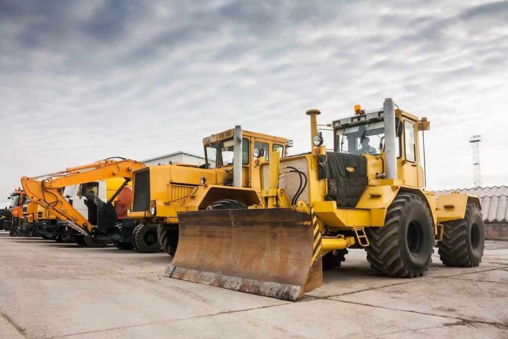 dois trator de rodas pesadas uma escavadeira e outras maquinas de construcao 527900 331 transformed
