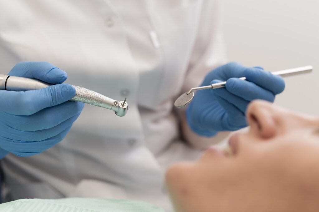 paciente do sexo feminino fazendo procedimento no dentista