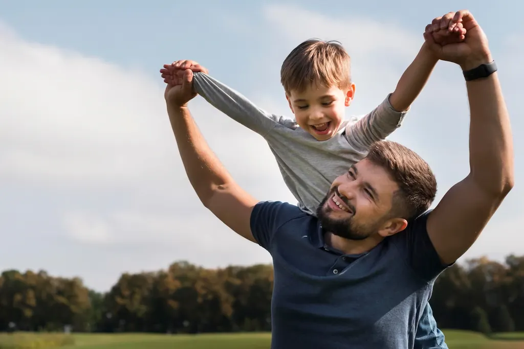 Pai brincando com o filho nos ombros em um parque